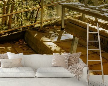 Freilichtbühne in Ruhe – Bänke im Herbstlicht