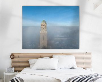 Peperbus kerktoren in Zwolle boven de mist van Sjoerd van der Wal Fotografie