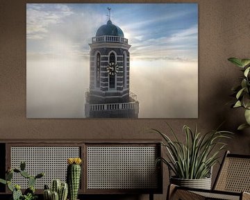 Peperbus kerktoren in Zwolle boven de mist van Sjoerd van der Wal Fotografie