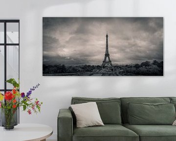 Der Eiffelturm in Paris - schwarz und weiß von Toon van den Einde