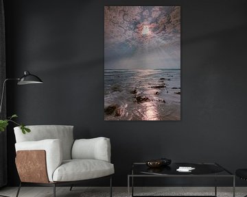 Het licht van de vuurtoren in de lucht. van Robby's fotografie