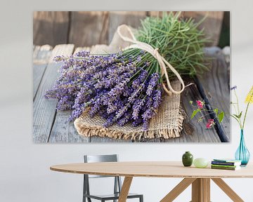 Lavendelstilleben auf Holztisch von Art & Soul Creations