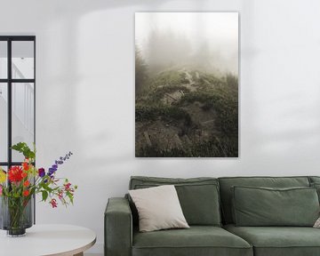 Wanderlust | pad in de mist | reisfotografie | zwitserland van Laura Dijkslag