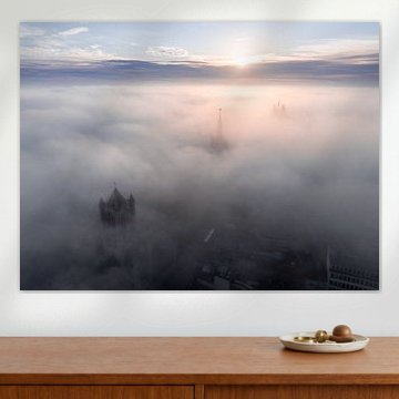 Soleil levant sur les tours de Gand enveloppées de brume (2)