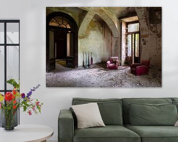 Wohnzimmer in verlassener Burg, Italien von Roman Robroek