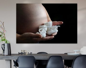 Slofjes op een zwangere buik van Marcel Mooij