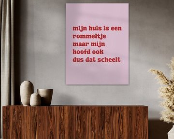 Mijn huis is een rommeltje | Color blocking schilderij met tekst van Romy Smit