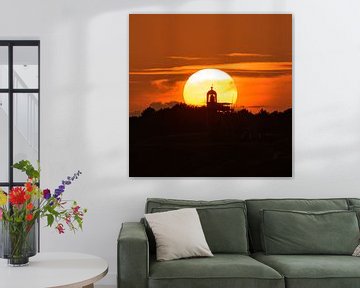 Vuurtoren Vlieland in het licht van de ondergaande zon van Roel Ovinge