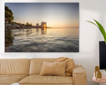 Ruïnes van een kasteel op het strand bij zonsopgang, Vir, Dalmatië, Kroatië van Fotos by Jan Wehnert
