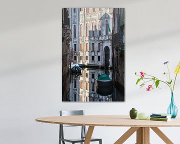 Reflectie in kanaal Venetië van Sander Groenendijk