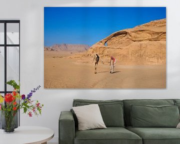 Dromedaris en bedoeïenen in de Wadi Rum woestijn