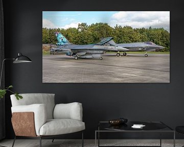 Adieu F-16 à côté du nouveau F-35 de la Royal Air Force. sur Jaap van den Berg