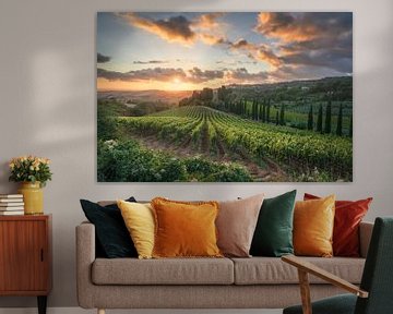 Adembenemende zonsondergang over de wijngaarden in Toscane van Stefano Orazzini