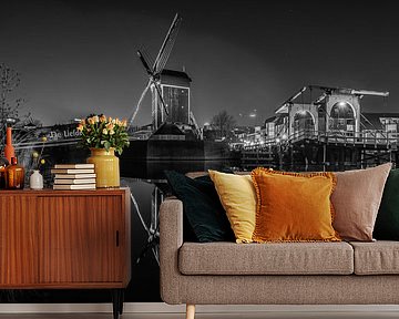 Liefde bij De Put en de Rembrandtbrug (zwart-wit)