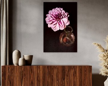 Dahlia paars in vaas van Henriette Tischler van Sleen