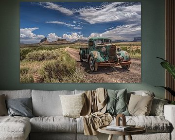 Einsamer Lastwagen auf einsamer Straße von Art & Soul Creations