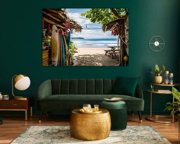 Tropisch Strand met Surfshop en Golven van Art & Soul Creations