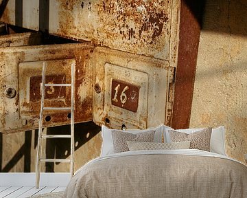 Verrostete Briefkästen 13 & 16 – Patina an der Putzwand