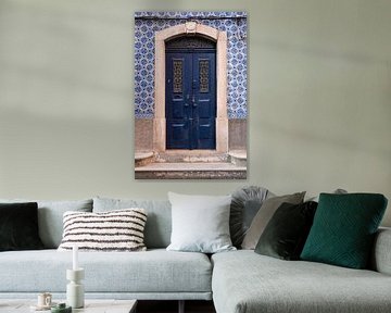Blauwe deur met tegelmuur in Porto van Paula Romein