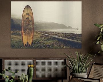 Verweerd Surfboard op Mistig Strand van Art & Soul Creations