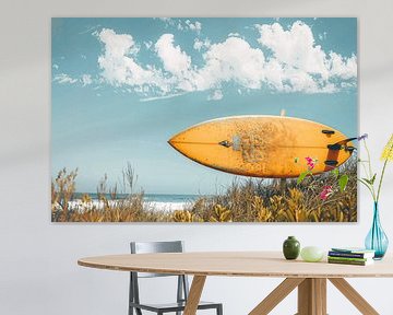 Minimalistische surfplank op het strand van Art & Soul Creations