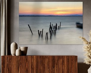 Holzpfähle im Wasser zum Sonnenuntergang