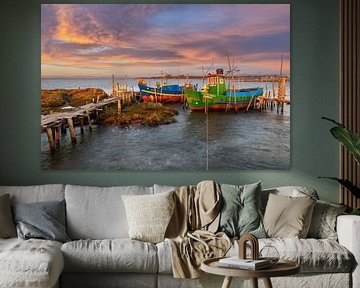 Alte, bunte Fischerboote zum Sonnenuntergang