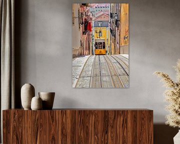Gele Ascensor da Bica in Lissabon van Tilo Grellmann