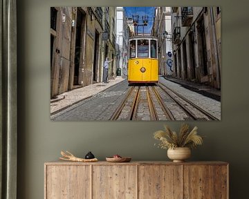 Oude gele tram in Lissabon van Tilo Grellmann