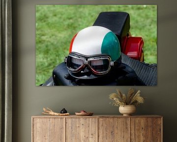 Un casque de moto rétro sur une moto Old Timer sur ManfredFotos