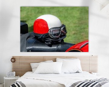 Un casque de moto rétro sur une moto Old Timer sur ManfredFotos
