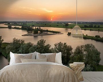 IJssellandschap tijdens zonsondergang van bovenaf gezien