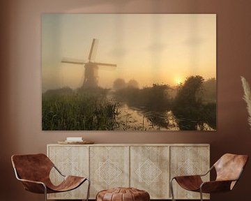 Foggy sunrise near the windmill van Ilya Korzelius