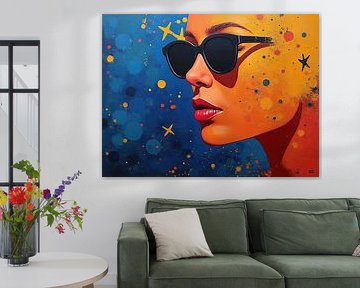 Een kleurrijk portret van een vrouw met zonnebril