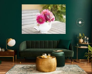 Witte theepot met roze Dahlia's op een houten tuintafel van Birgitte Bergman