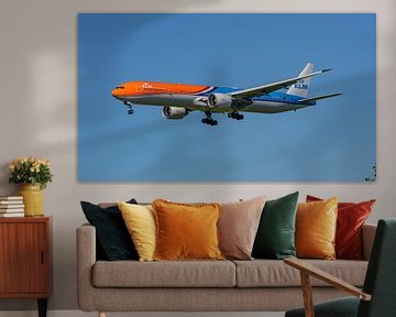 Landende KLM Boeing 777-300 passagiersvliegtuig. van Jaap van den Berg