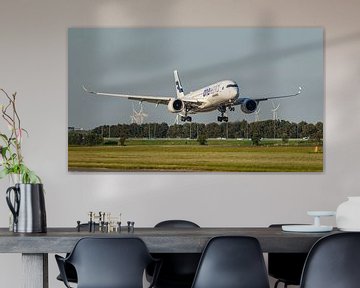 Landende Finnair Airbus A350-900 in Oneworld livery. van Jaap van den Berg