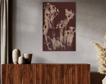 Puur landelijk. Moderne botanische kunst. Bloemen in crèmewit en bruinrood. van Dina Dankers