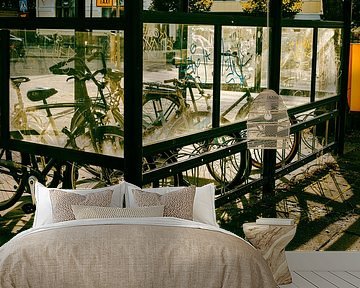 Fahrräder im Sonnenlicht – verglaster Fahrradständer