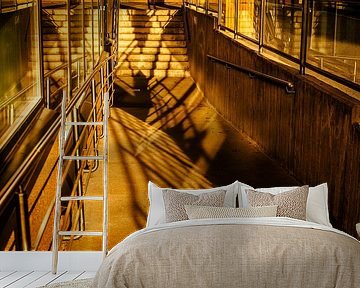 Goldene Schatten – Geländer & Treppe im Abendlicht