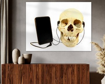 Menselijke schedel luistert muziek met oordopjes op een iPod van Ben Schonewille