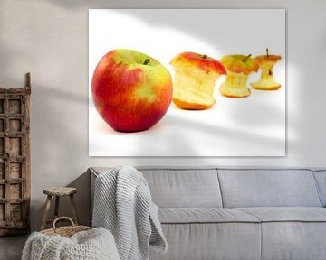 Appel en appelklokhuizen op een rij geïsoleerd op wit van Ben Schonewille