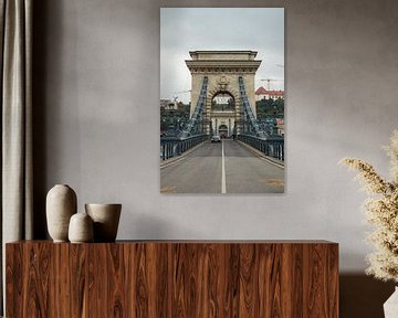 Auto auf der Kettenbrücke in Budapest von Nynke Altenburg