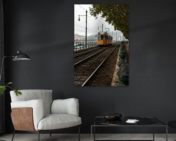 Gelbe Straßenbahn im Herzen von Budapest von Nynke Altenburg