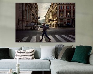 Straatbeeld Man Zebrapad Rome Italië van Martijn Jebbink Fotografie