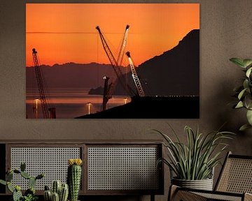Blick auf den Sonnenuntergang im Hafen von Salerno Italien