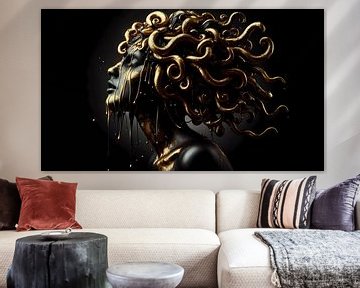 Medusa mit goldenen Schlangen – Mythologische Kunst in edlem Gold von ButterflyPix