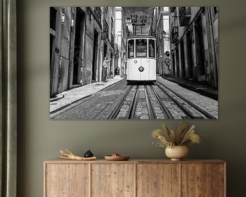 Tram in Lissabon in zwart-wit van Tilo Grellmann