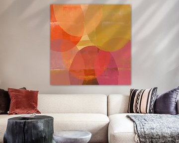 Kleurrijke abstracte kunst. Vormen in roze, oranje, oker, paars, rood. van Dina Dankers