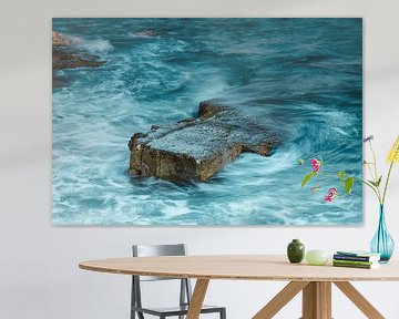 Lange sluitertijd van een rots aan de kust, Paphos, Cyprus van Kingkev fotografie